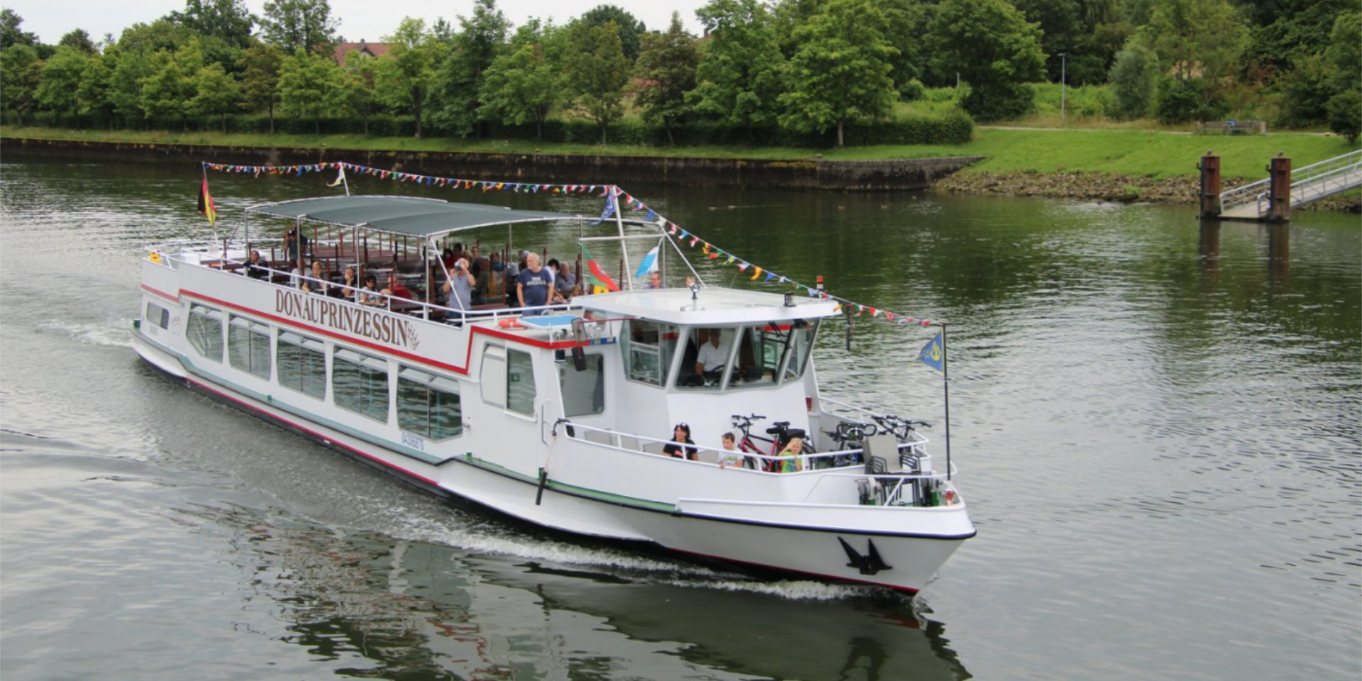 MS Renate vor der Befreiungshalle