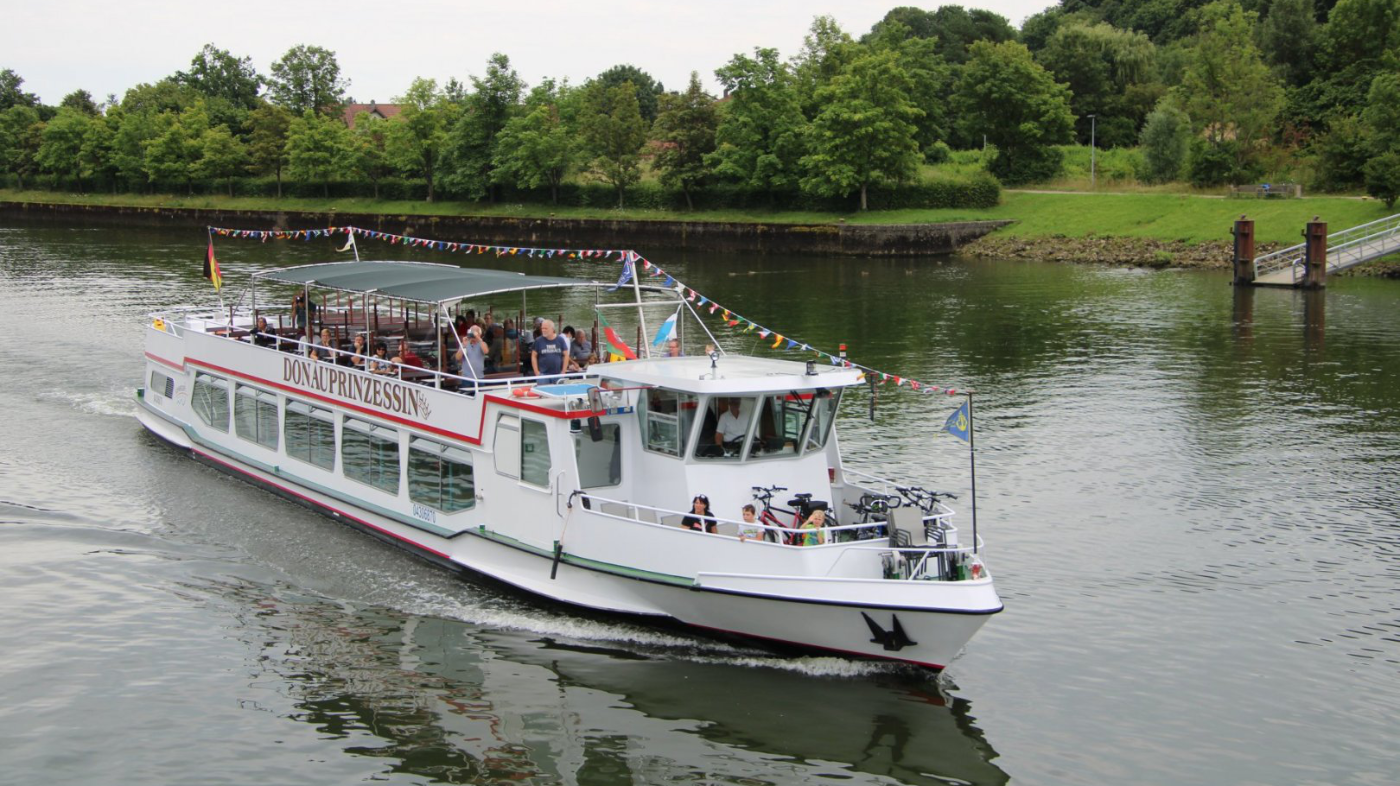 Fahrgastschiff Serrahn Deern in voller Fahrt